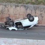 Após bater em mureta, carro capota no Contorno Norte em Maringá; vídeo