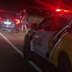 Carro capota em pista molhada e motorista morre na PR-498