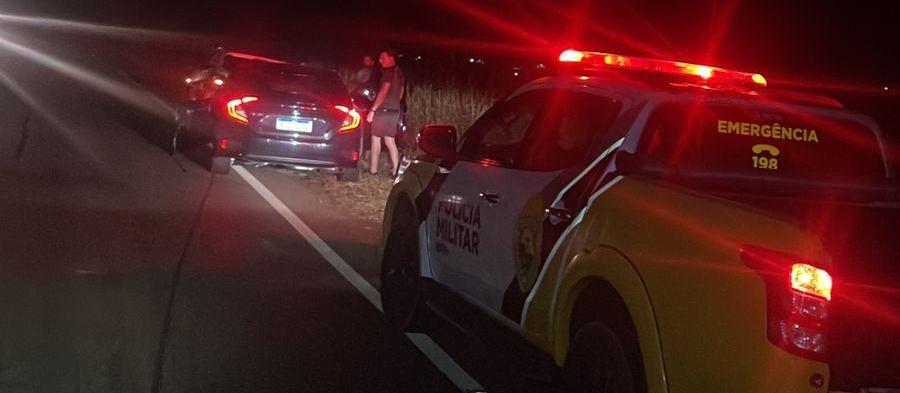 Carro capota em pista molhada e motorista morre na PR-498