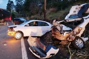 Carro parte ao meio em grave acidente e mulher morre na BR-376