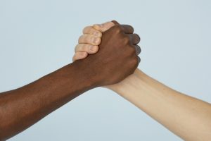 Cartilha sobre racismo é distribuída em escolas da rede estadual do Paraná