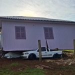 Casa é arrastada por tornado em Santa Catarina e 'esmaga' carro