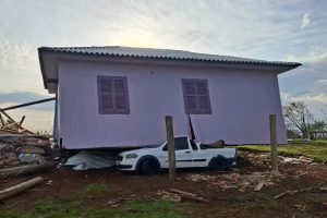 Casa é arrastada por tornado em Santa Catarina e 'esmaga' carro