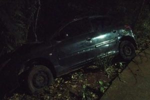 Homem agride companheira e amiga na região e foge após bater carro