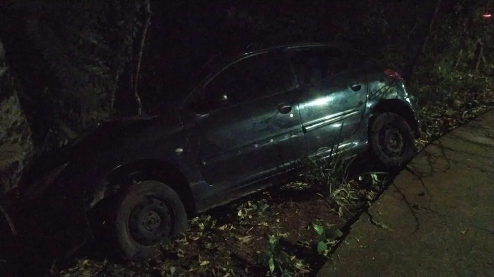 Homem agride companheira e amiga na região e foge após bater carro