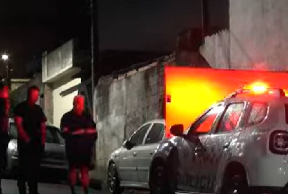 Homem descobre traição e mata esposa na frente do filho