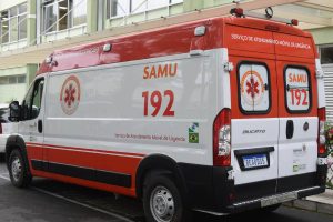 Homem é baleado 5 vezes por morador após invadir casa