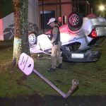 Homem é baleado pelo marido da ex e capota carro 