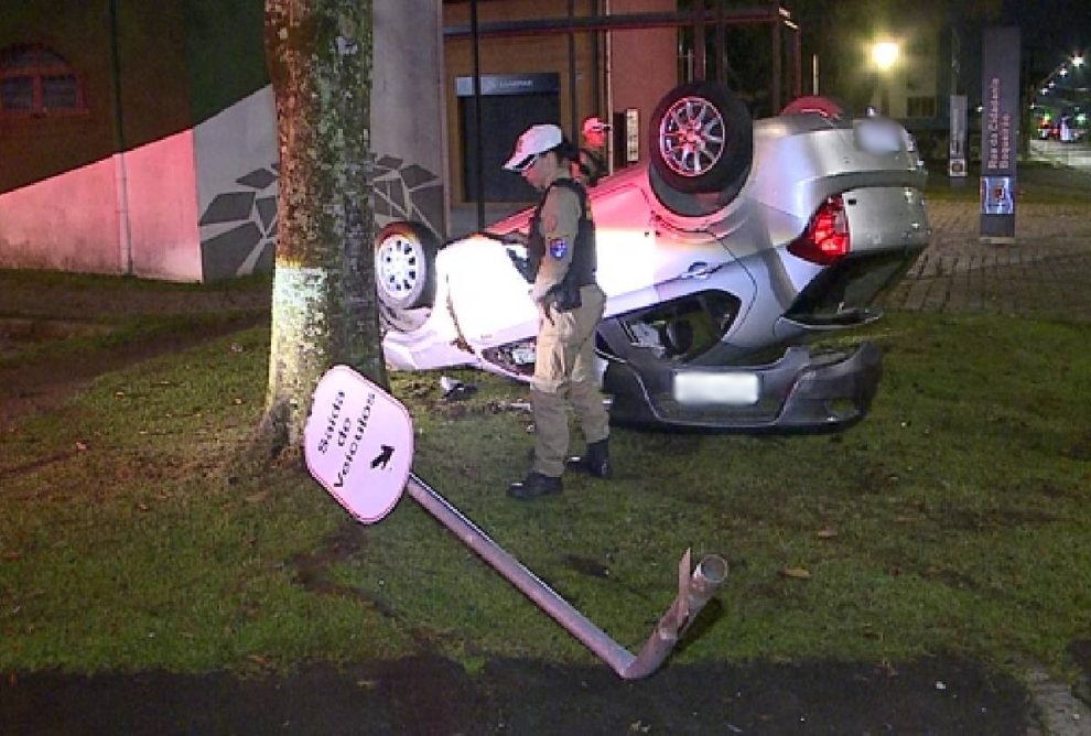 Homem é baleado pelo marido da ex e capota carro 
