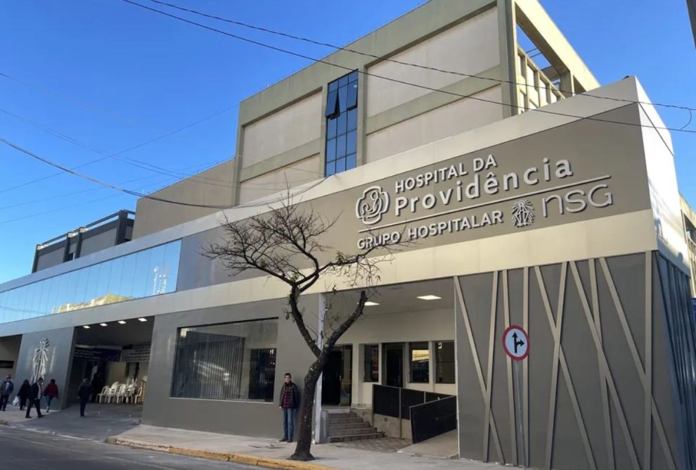 Menina que brincava na rua é baleada na frente de casa