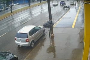 Motorista perde o controle e quase causa acidente na Avenida Colombo, em Maringá; vídeo