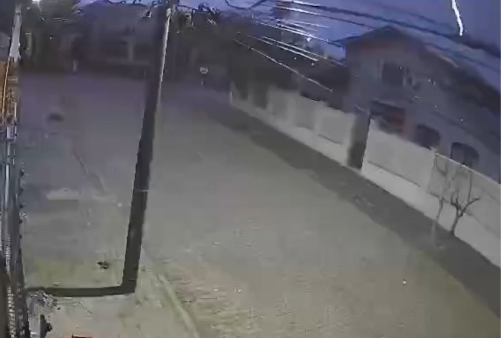 Raios atingem Curitiba durante temporal: vídeo mostra clarão