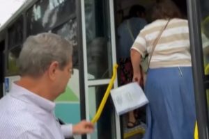 Silvio Barros vai ao trabalho de ônibus em dia de conscientização sobre o uso de automóveis