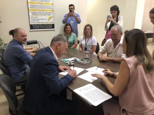 Terreno para construção da Escola John Kennedy é oficializado com assinaturas do secretário Luizão Goulart e prefeito Ditão Pupio