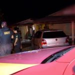 Três jovens são mortos a tiros dentro de casa por suspeitos em van