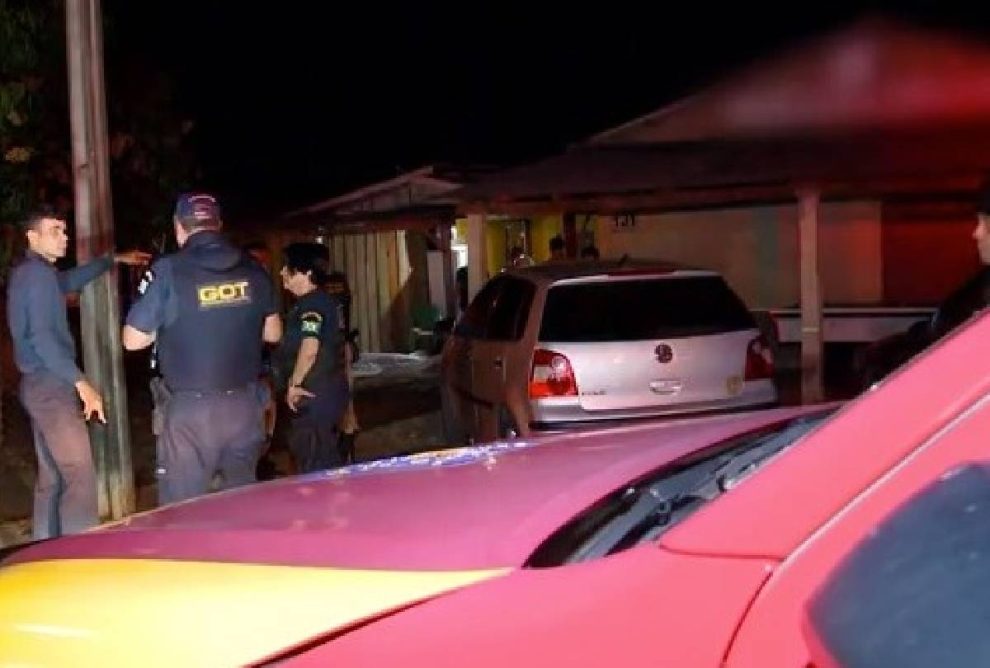 Três jovens são mortos a tiros dentro de casa por suspeitos em van