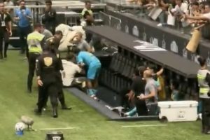VÍDEO: Torcedor do Atlético-MG é punido por invadir campo e tirar foto com Neymar