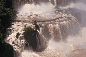 Cataratas do Iguaçu registram vazão quatro vezes acima da média após fortes chuvas