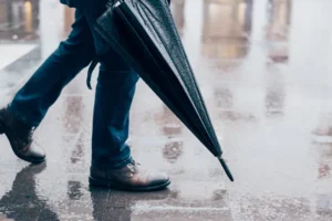 5 truques para secar sapatos molhados sem danificar o material