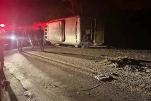 Acidente com ônibus deixa mortos e feridos na BR-423, em Pernambuco
