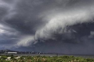 Alerta laranja de tempestade coloca cidades do Paraná em perigo