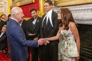 Anitta se encontra com Rei Charles 3º em cerimônia na Inglaterra
