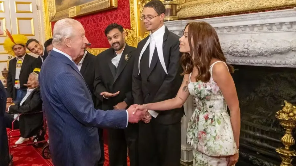 Anitta se encontra com Rei Charles 3º em cerimônia na Inglaterra