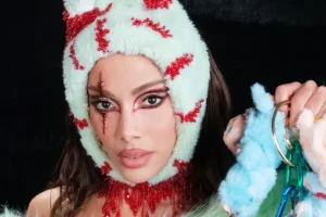 Anitta surpreende com look em festa de Halloween: "Vim de Labubu gótico"