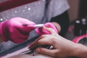 Anvisa proíbe duas substâncias utilizadas em produtos para unhas; veja quais