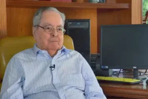Aos 94, Benedito Ruy Barbosa assiste a peça de Othon Bastos em SP
