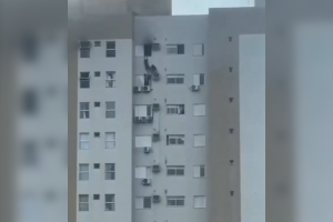 Apartamento pega fogo e mulher se pendura em janela no Paraná