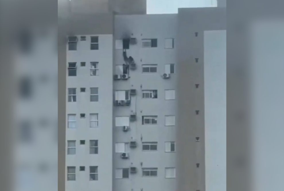 Apartamento pega fogo e mulher se pendura em janela no Paraná