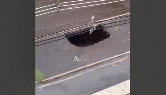Após chuvas, buraco se abre na Avenida São Paulo e mobiliza Corpo de Bombeiros em Maringá; VÍDEO