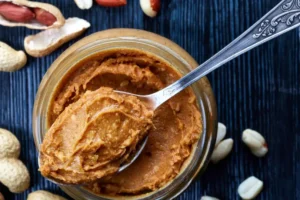 Aprenda a fazer manteiga de amendoim caseira saudável e deliciosa