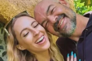 Apresentador descobre ao vivo que esposa contratou assassino de aluguel para matá-lo