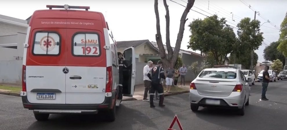 Avanço de preferencial causa acidente grave entre carro e moto em Maringá