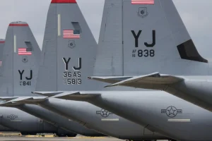 Avião com secretário de Guerra de Trump faz pouso de emergência