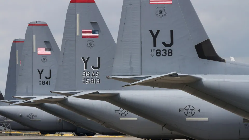 Avião com secretário de Guerra de Trump faz pouso de emergência