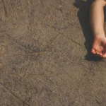 Bebê de 21 dias morre após cair da janela; irmã de 5 anos é suspeita
