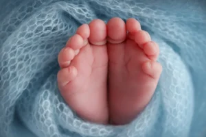 Bebê prematuro dado como morto é retirado do próprio velório chorando