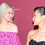 Bella e Gigi Hadid combinam look e ficam descalças em casamento da irmã