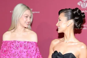 Bella e Gigi Hadid combinam look e ficam descalças em casamento da irmã