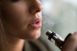 Brasil pode perder R$ 13,7 bilhões por ano com contrabando de cigarro eletrônico, diz estudo