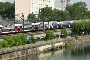 Brasileira é vítima de tentativa de estupro dentro de trem na periferia de Paris
