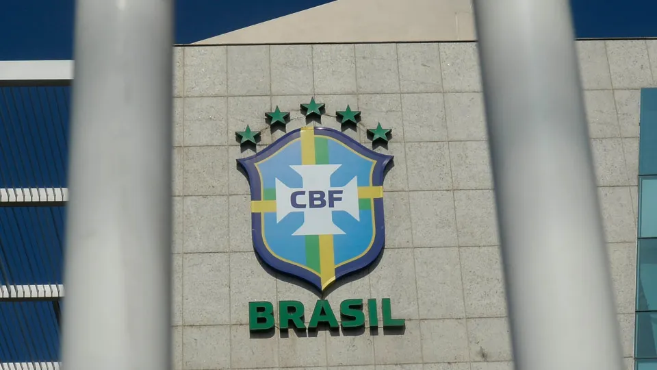 CBF diz que juiz ficou com rádio ligado e refuta acusação de Gomez