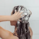 Cabeleireiro de Lady Gaga e princesa Diana ensina a lavar o cabelo certo