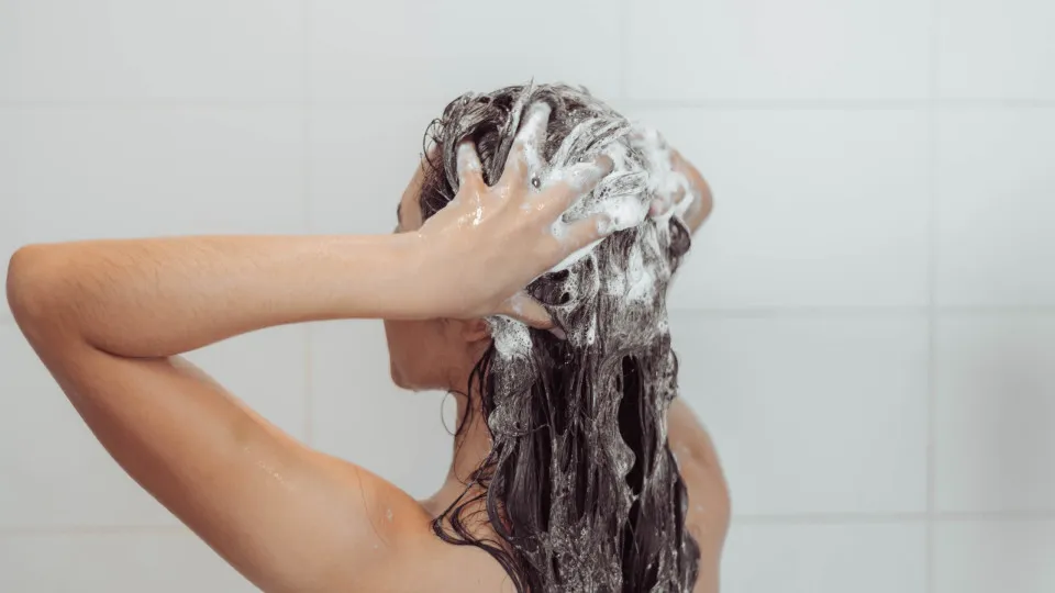 Cabeleireiro de Lady Gaga e princesa Diana ensina a lavar o cabelo certo