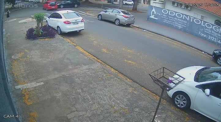 Câmera de segurança flagra acidente que deixou mulher ferida em Maringá; veja