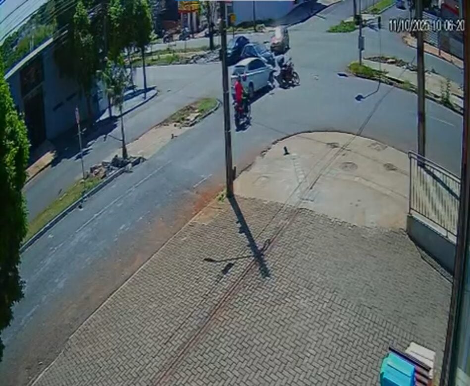 Câmera flagra momento em que carro atinge motociclista em Maringá; motorista fugiu do local