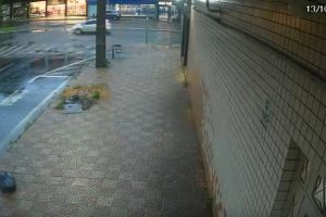 Câmera registra momento em que buraco se abre no canteiro central da Avenida São Paulo, em Maringá; VÍDEO